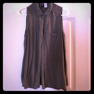 /Divided/Olive green sleeveless collared button up